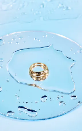 Bague dorée résistante à l'eau à strass