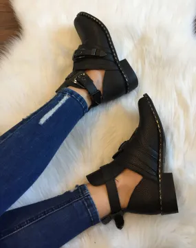 Bottines noires ajourées semelles cloutées 