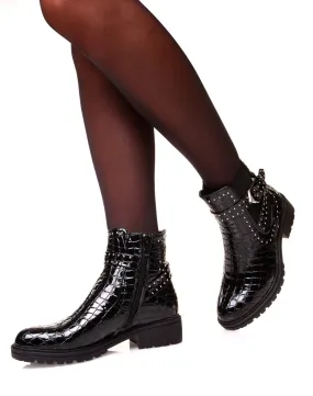 Bottines vernis noires effet croco à sangles cloutées