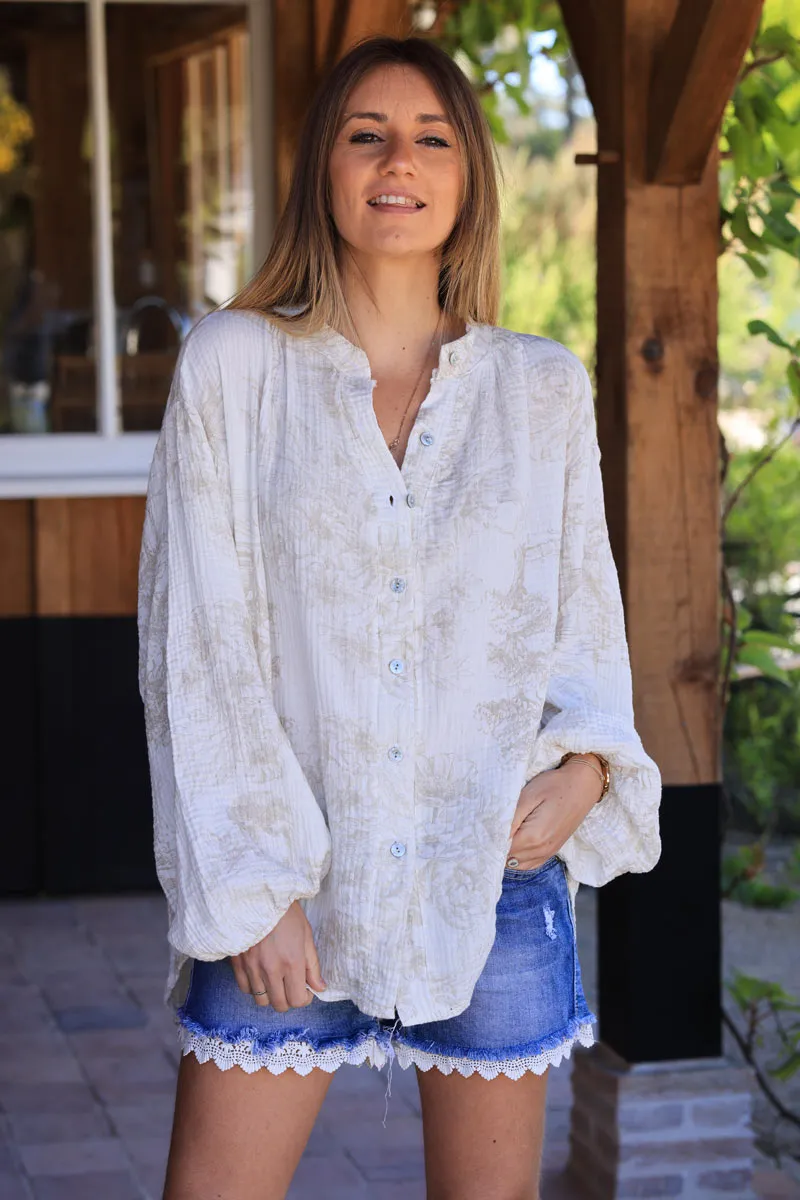 Chemise blanche en gaze de coton boutons nacrés imprimé toile de jouy beige