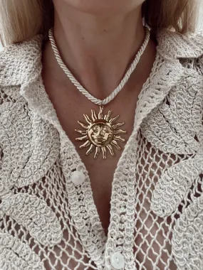 Collier ELIANA Cordon torsadé et pendentif soleil doré