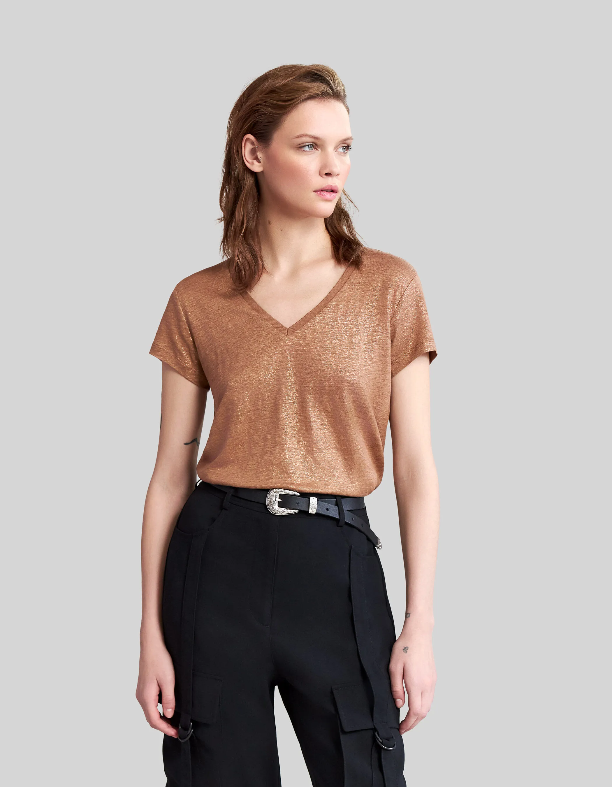 Tee-shirt col V camel en lin foil femme