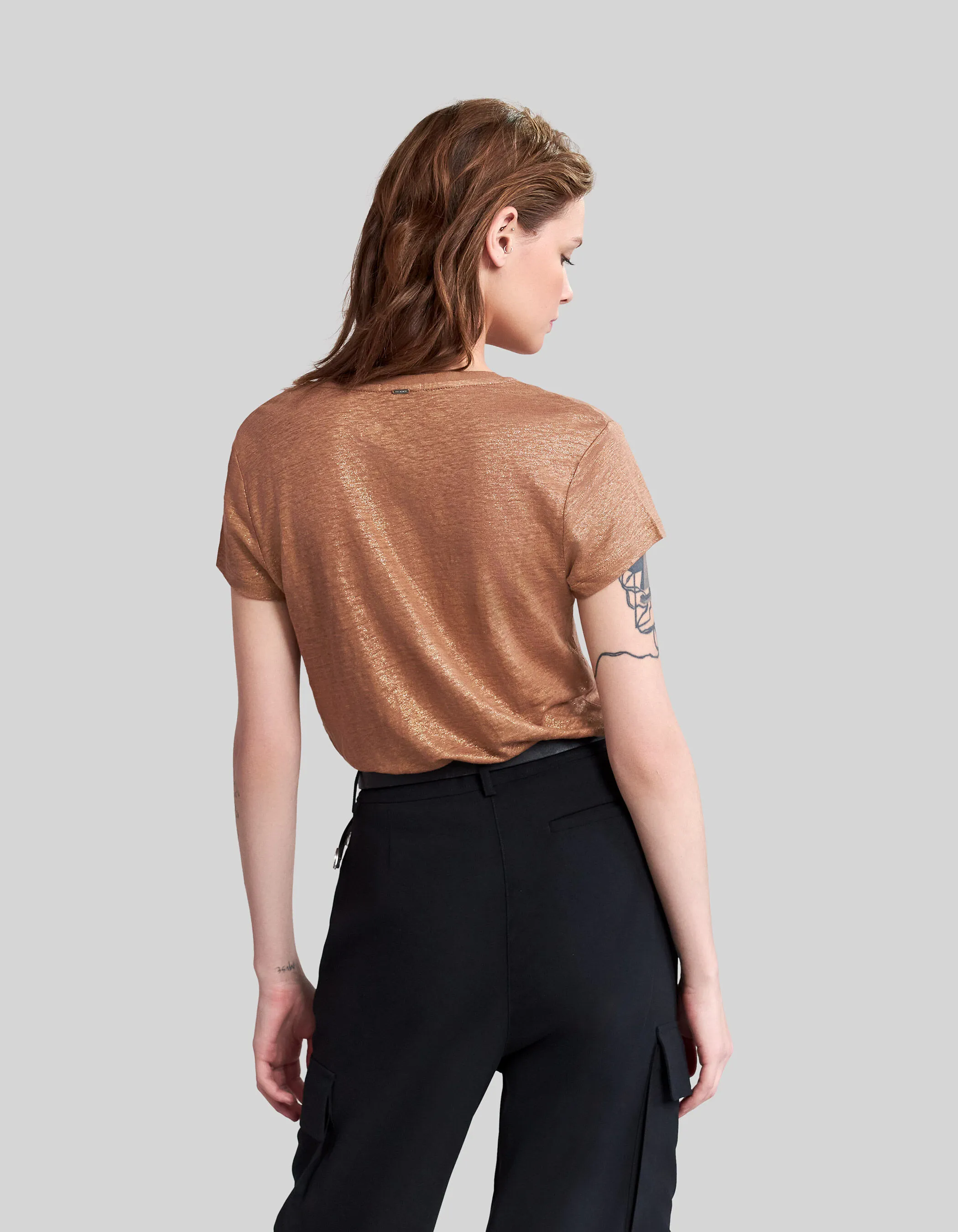 Tee-shirt col V camel en lin foil femme