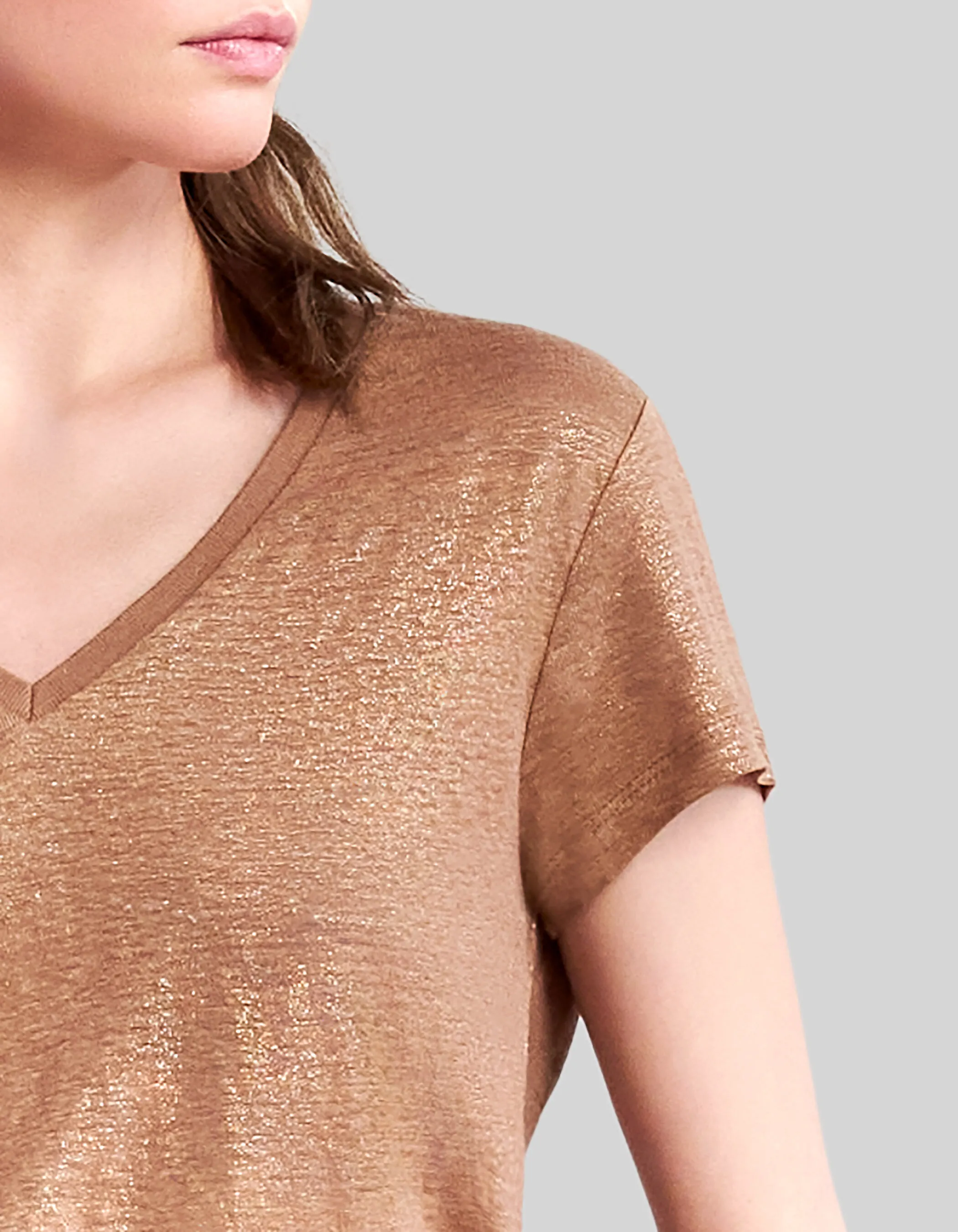 Tee-shirt col V camel en lin foil femme